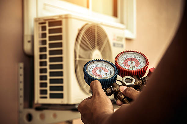 Professional Ac Installation technician working in Lake Bluff, IL
